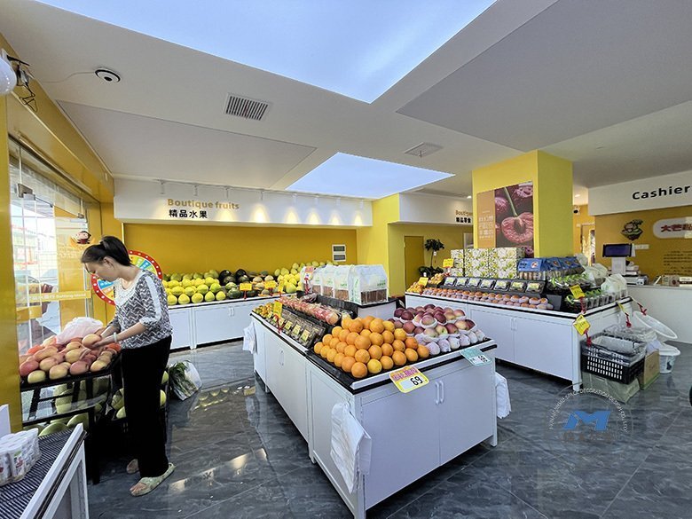 現(xiàn)代水果零食連鎖店裝修設計效果店內(nèi)實景堆頭