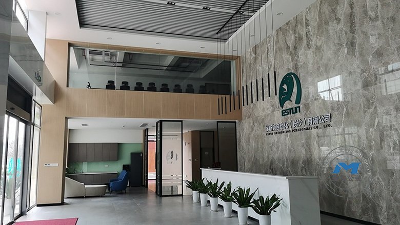 上市分公司長沙辦公樓辦公裝修設(shè)計(jì)效果實(shí)景前臺(tái)大廳側(cè)面